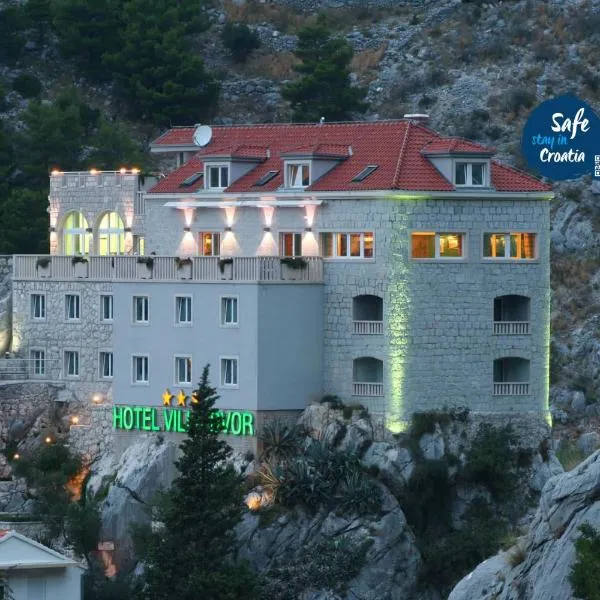 Hotel Villa Dvor, hotel v Omise