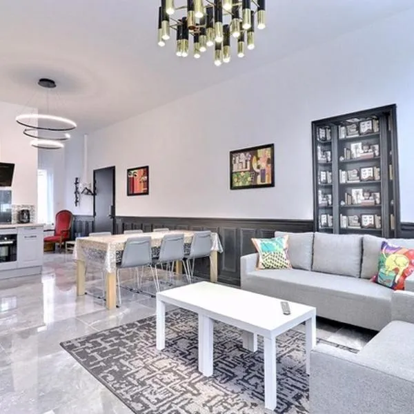 Les Appartements Fénelon, hotel v destinaci Le Cateau