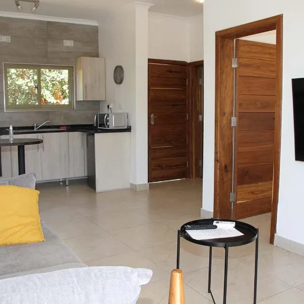 !! The ranch - Superb serviced apartment with garden, hotel in Chalimbana