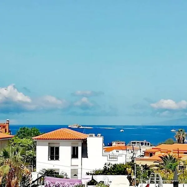 Semi-detached villa sea views, huge terrace, close beach, hotel in Palm-mar