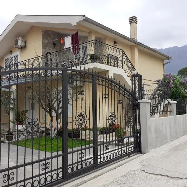 Apartment K2, hotel di Radanovići