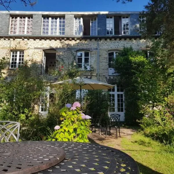 Viesnīca MANOIR DU TERTRE au coeur de la forêt de Brocéliande pilsētā Pempona