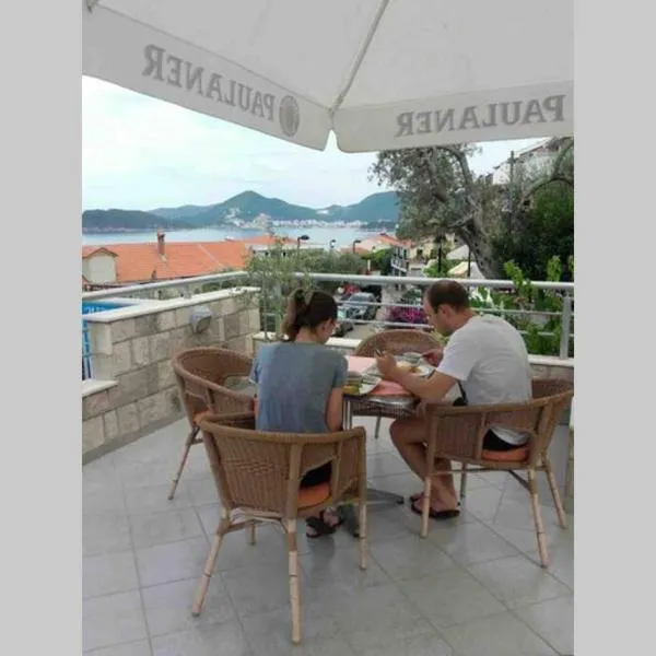 BMV apartment 2 with big terrace, hotel in Sveti Stefan