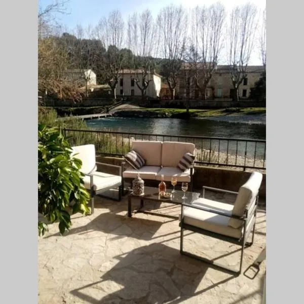 Character filled house overlooking the River Cesse: Bize-Minervois şehrinde bir otel