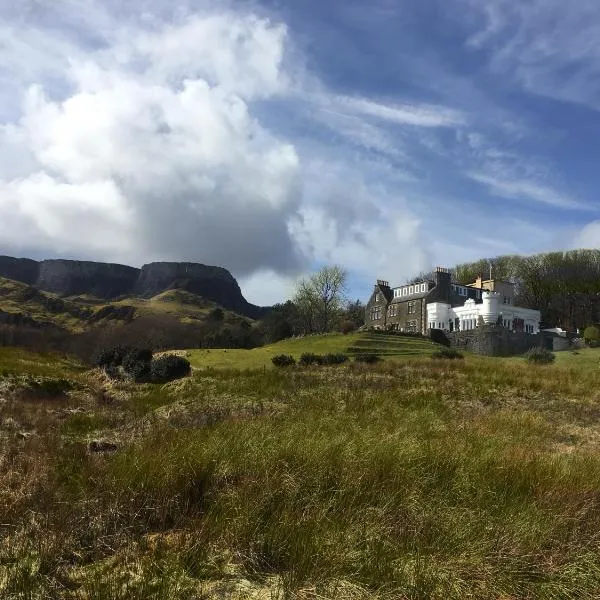 Flodigarry Hotel and SKYE Restaurant, hotel in Totscore