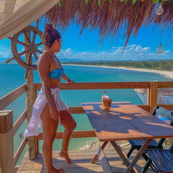 Pousada Marambaia Café - Praiana, econômica, Com café da manhã, piscina e hidromassagem ao ar livre - Frente para o mar