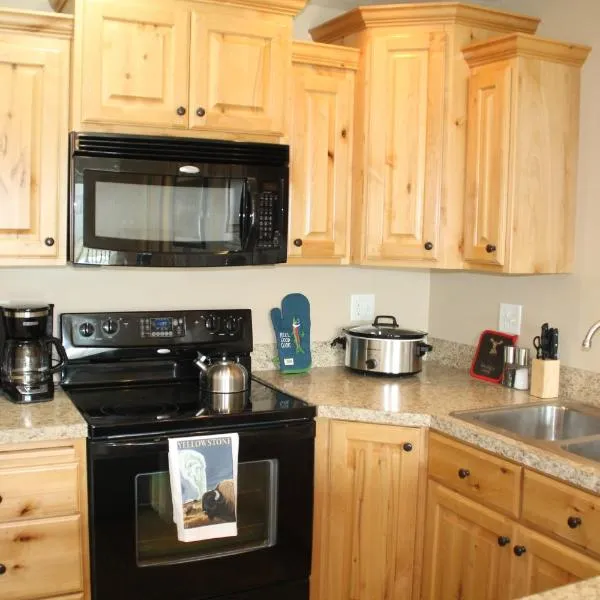 3 queen beds, 1 twin bed, 2 rooms, 1 and a half bath, self check-in, flexcation equipped, hotel in Idaho Falls