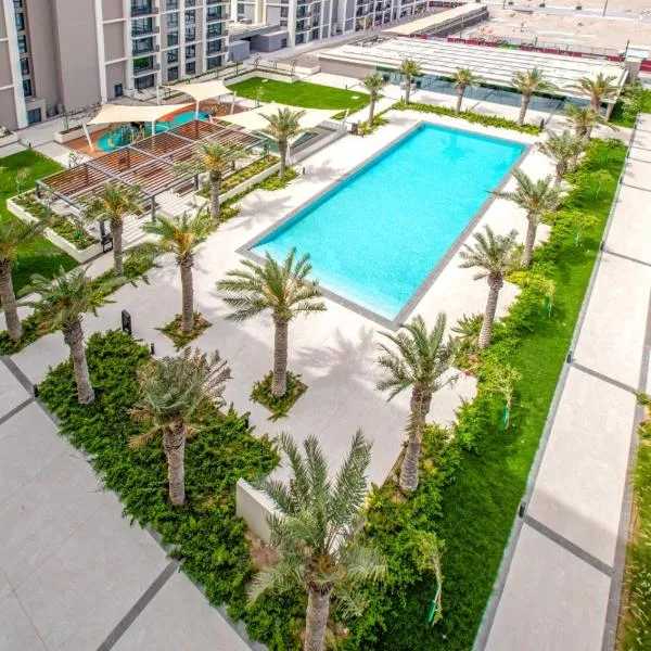 A Luxury Aprt 2 bedrooms Balcony with wonderful view Mall access hi speed WIFI Beach access & much more for Family Only, ξενοδοχείο σε Rayyā