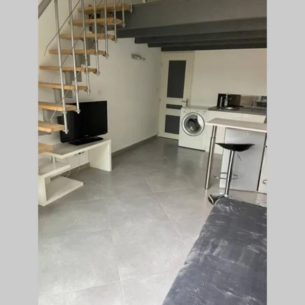 Joli studio avec jacuzzi et terrasse privée, viešbutis mieste Junas