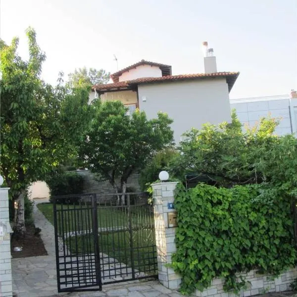 Traditional villa appartment with garden, also for gatherings ,15 minutes from Thessaloniki airport, hotel in Khortiátis