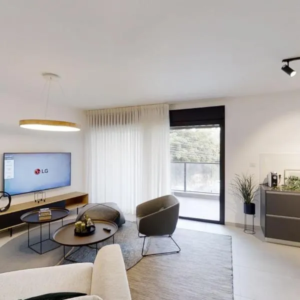Luxury 3&4 Bedroom new apartments - close to the Beach & Bahai Gardens, hotel v destinaci Haifa