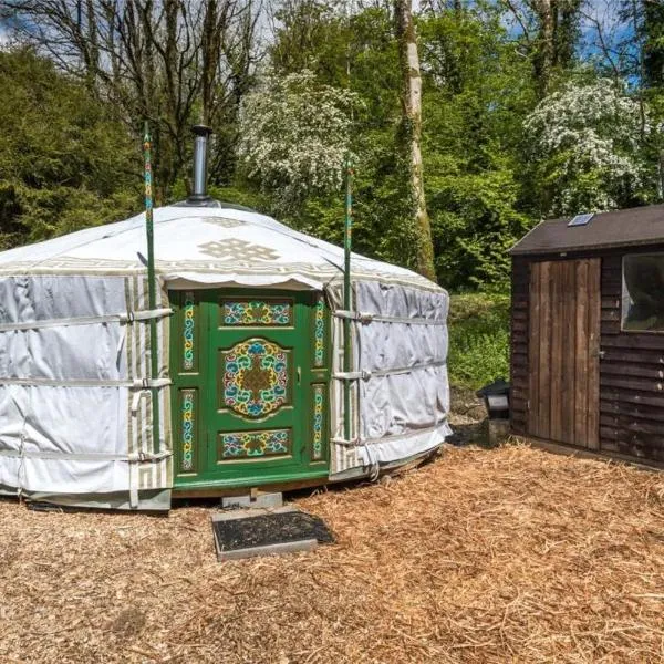 Pembrokeshire Yurts - Badger, hotel en Llanfyrnach