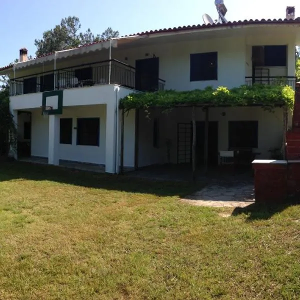 Secluded 1.8 acre garden Villa, for exclusive use with Stunning Views., hotel Kalándrában