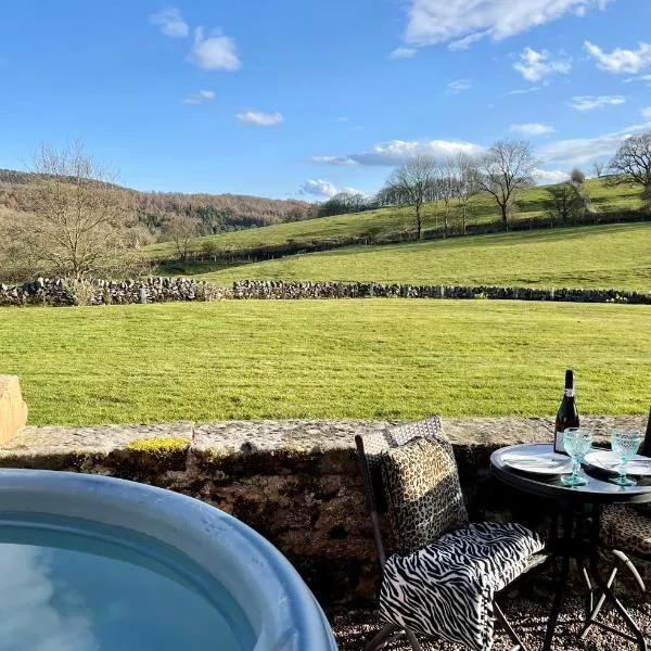 Romantic four poster Cottage private outdoor Hot Tub & Sauna at Harthill Hall plus private daily use of indoor pool and sauna 1 hour per day, hotel in Stanton in Peak