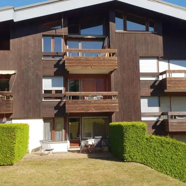 Appart en rez de jardin clos face au Mont BLANC, hotel in Combloux