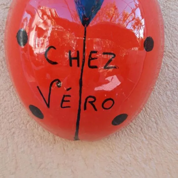Chez Véro、オーバーニュのホテル