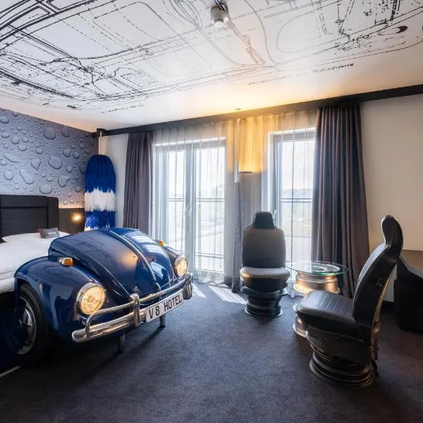 V8 Hotel Köln at MOTORWORLD، فندق في Brauweiler