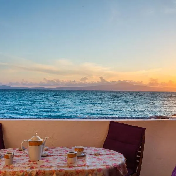 On the Beach - Akroyali Family Lodging, hotel u gradu 'Akrogiali'