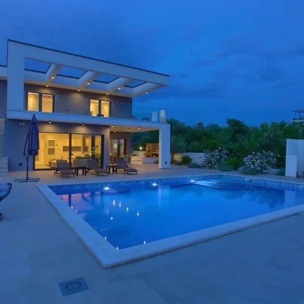 Villa QUADRA with heated pool、ピネジチのホテル