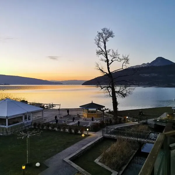 Lac Annecy plage privée, Duplex Baie des voiles, hotel in Duingt