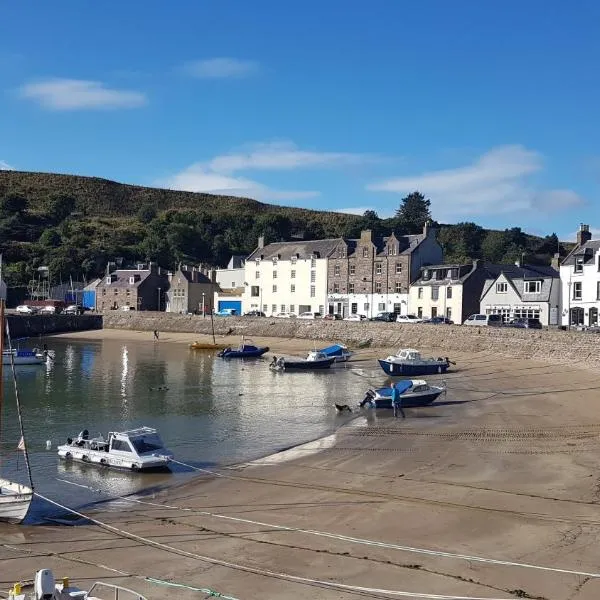Stonehaven ground floor home with a spectacular harbour view., hotel v destinaci Stonehaven