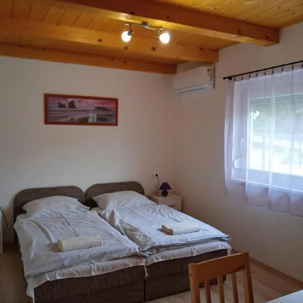 Napsugár Vendégház, hotel di Újudvar