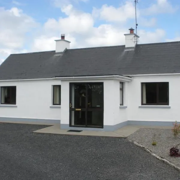 Beautiful 3-Bed House in Knock, hotel v destinaci Knock