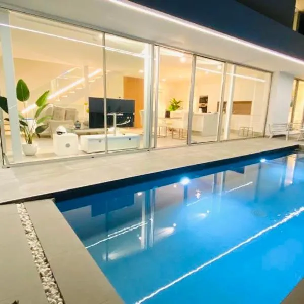 Luxury Villa - new building with panoramic sea view, khách sạn ở Adeje