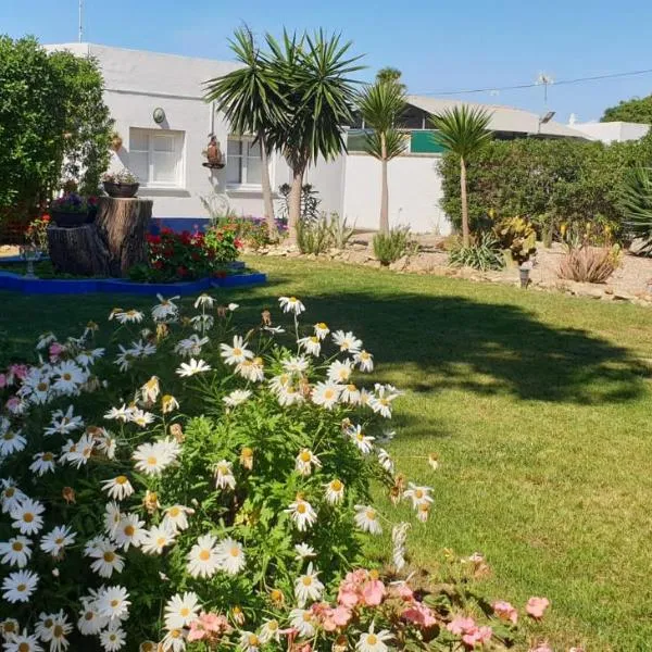 Rota में, होटल En Resort Fincas Las Dunas dos Chalets con jacuzzis en primera linea de playa , uno de 4 dormitorios y otro de 2 dormitorios, Llama al Seiscientos veintisiete Cuatrocientos diecisiete Trescientos noventa y ocho