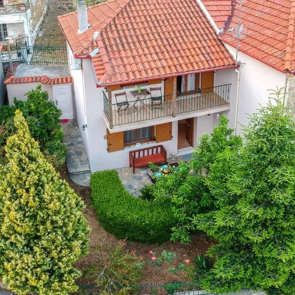 Small House with Garden & View, hotel em Promírion