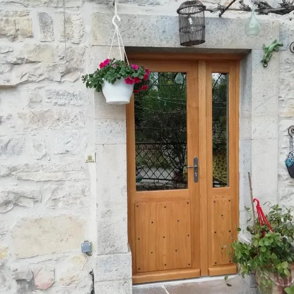 Un nid entre vignes et pierres "Pic St Loup", hotel in Brouzet