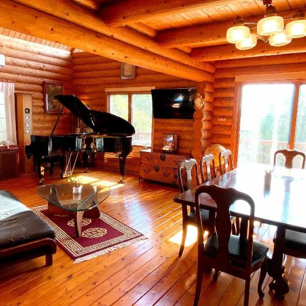 A Private Log House with Mt Fuji View & Piano - "Thangtong House Japan", hotel em Kannami