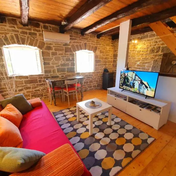 Casa Leonarda - Cozy Private Stone House near Motovun in Central Istria, Terrace with Views、Zamaskのホテル