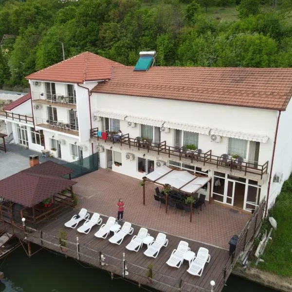 Casa Adrian, viešbutis mieste Eşelniţa