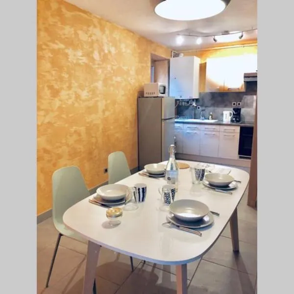 F3 - NEUF - 4/6 p - lits King size - Wifi - Cour, hotel in Le Puy en Velay