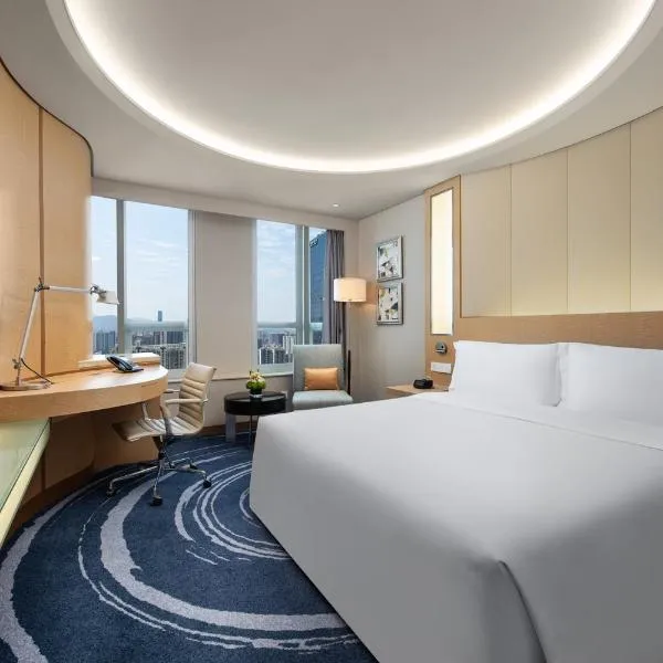 Crowne Plaza Shenzhen Futian, Near by Futian Station and Coco Park, Outdoor Heated Pool, hotel in Shenzhen