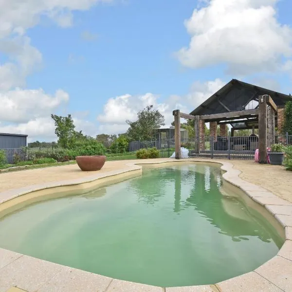 Kelman Cottage with pool and beautiful native wildlife, hotel v destinaci Belford