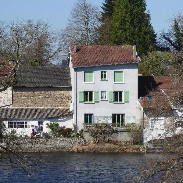 Chambres d'Hôtes L'Hirondelle du Lac, hotel v destinaci Peyrat-le-Château