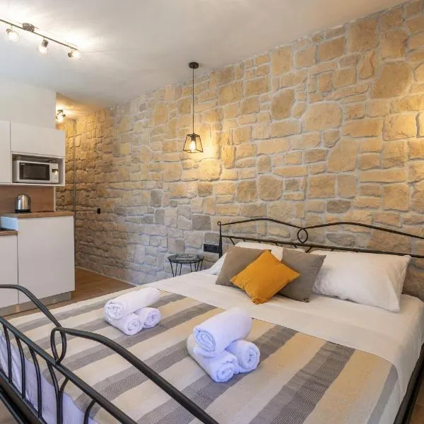 TEONA Luxury Studio Apartment with jacuzzi and garden view、サリのホテル