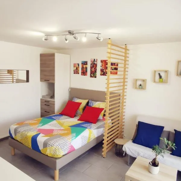 Suite Athéna - Melun gare RER - Studio avec Balcon et parking, hotel v destinácii Melun