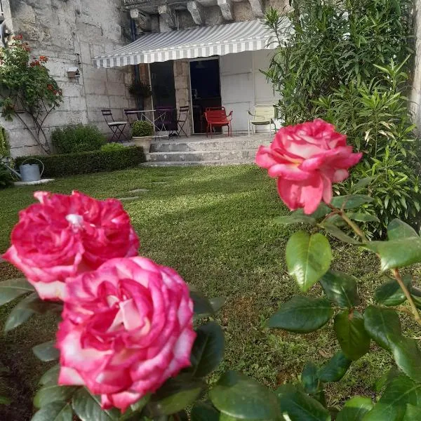 Chambres d'Hôtes Les Jardins de la Cathédrale – hotel w mieście Angoulême