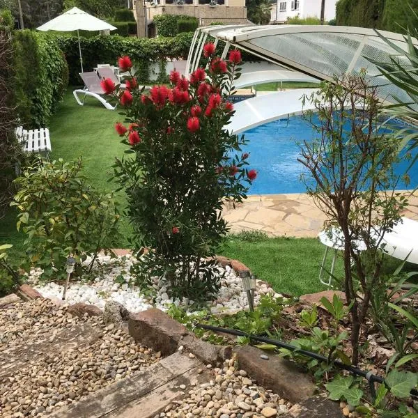 Casa acogedora familiar con piscina, hotel v destinaci Pallejá