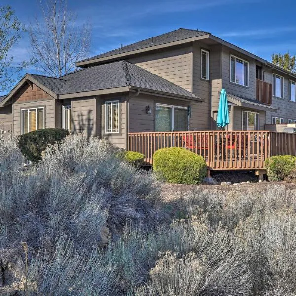 Pet-Friendly Townhome with Hot Tub in Redmond!, hotel in Redmond