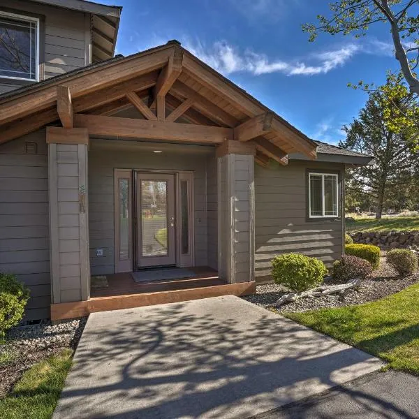 Redmond Resort Townhome w/ Private Hot Tub, Hotel in Redmond