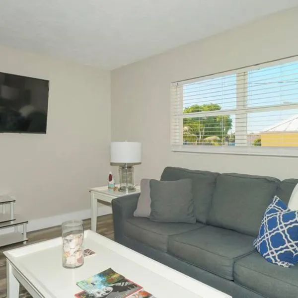 Siesta Key Village-Suite #2: A block to the Beach!, hotel em Sarasota