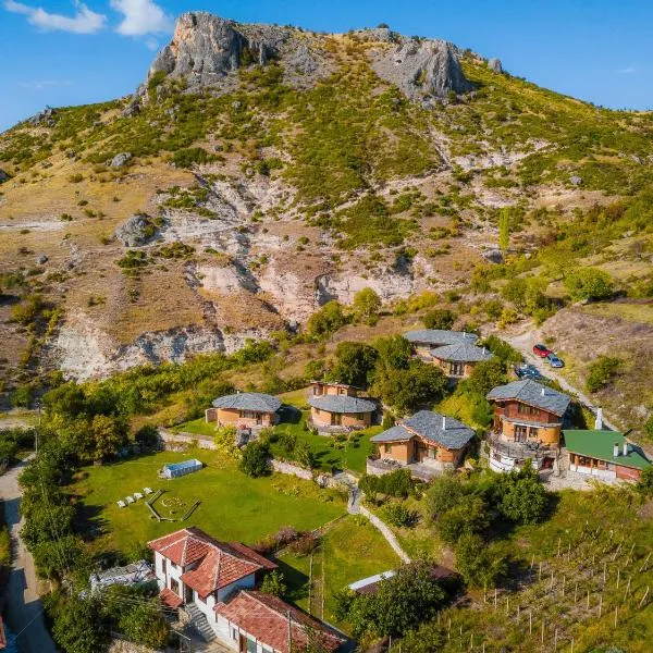 Eco Village Under the Cliffs, hotel di Ilindentsi