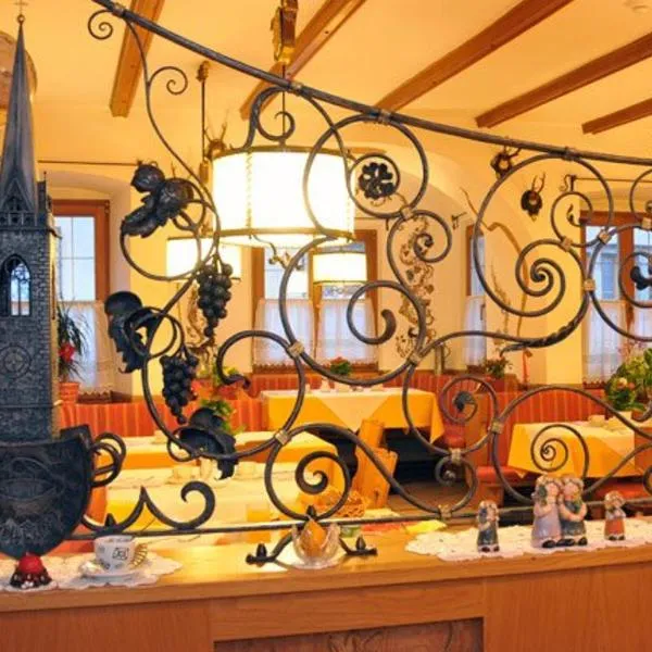 Roter Adler, hotel i Caldaro