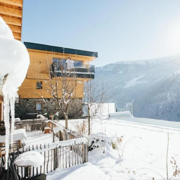 Boutique Apartment Sonnenhang - incl InfinityPOOL, hotel in Fliess