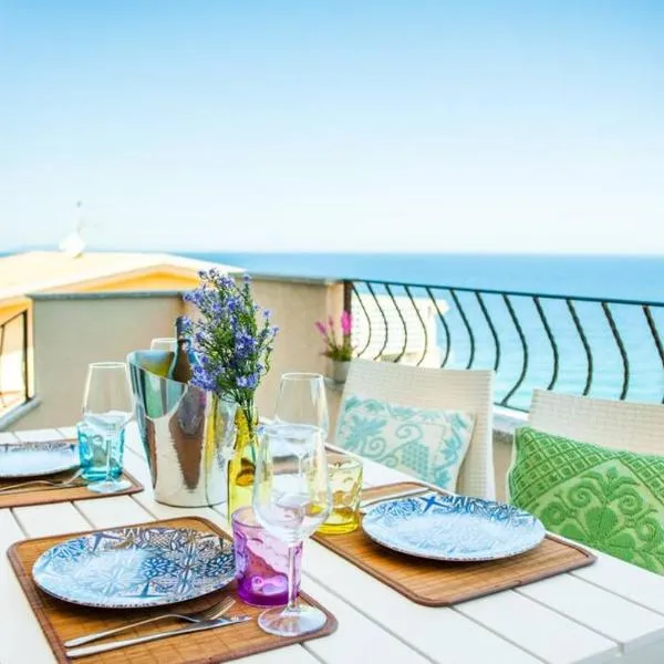 Attico vista mare a Castelsardo con terrazzo panoramico, מלון בקסטלסרדו