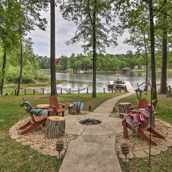 Lakefront Sparta Home Fire Pit, Dock and Kayak, hotel v destinaci Sparta